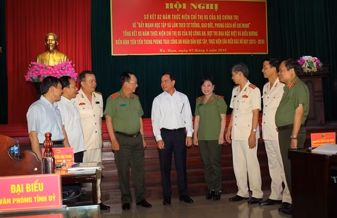 Thứ trưởng Nguyễn Văn Thành, Bí thư tỉnh ủy Hà Nam Nguyễn Đình Khang và các đại biểu trao đổi, thảo luận tại Hội nghị