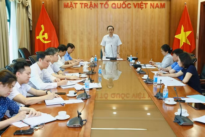 Chủ tịch Trần Thanh Mẫn chủ trì buổi làm việc về công tác cứu trợ