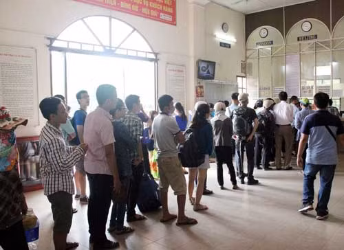 Đến 10h30, có khoảng 60 hành khách xếp hàng chờ mua vé.