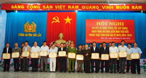 Thượng tá Y Bé K Sơr, Phó Giám đốc Công an tỉnh trao Giấy khen cho 32 cá nhân.