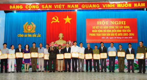 Thiếu tướng Trần Kỳ Rơi, Giám đốc Công an tỉnh trao Giấy khen cho 24 tập thể.