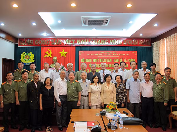 Các đại biểu chụp hình lưu niệm tại hội nghị.