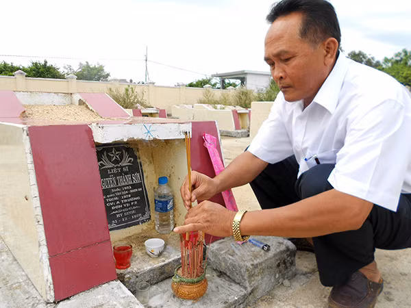 Từ nay, ông Nguyễn Thành Long có thể ghé thăm mộ anh trai - liệt sĩ Nguyễn Thành Sơn bất kỳ lúc nào.