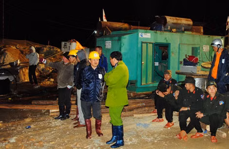Lãnh đạo các cơ quan, ban, ngành túc trực tại chỗ để chỉ đạo công tác cứu hộ.
