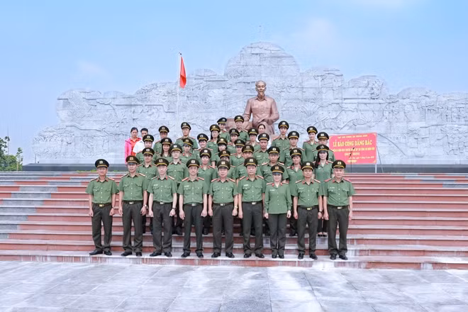 Đoàn đại biểu Tạp chí CAND chụp ảnh lưu niệm trước tượng đài Bác Hồ