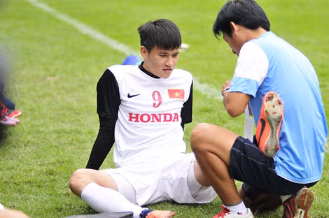 Sau một AFF Cup không như mong đợi, Công Vinh (trái) có khả năng phải đối diện với nhiều vấn đề ở cấp độ CLB. Ảnh: H.M. Sau một AFF Cup không như mong đợi, Công Vinh (trái) có khả năng phải đối diện với nhiều vấn đề ở cấp độ CLB. Ảnh: H.M.