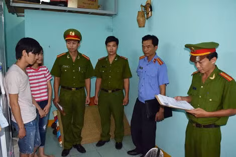 Cơ quan Công an đọc lệnh bắt giam Trần Long Hạc và Võ Thị Tuyết Nhi.