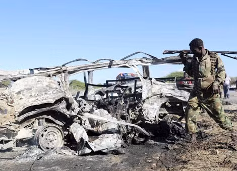 Al-Shabaab nhập khẩu kỹ thuật đánh bom tự sát, áp đặt luật đạo Hồi Sharia hà khắc và phân loại nạn nhân trước họng súng. Al-Shabaab nhập khẩu kỹ thuật đánh bom tự sát, áp đặt luật đạo Hồi Sharia hà khắc và phân loại nạn nhân trước họng súng.