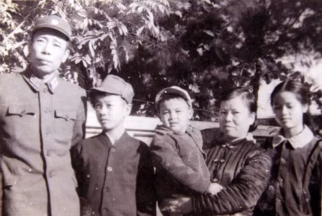 Thiếu tướng Hoàng Sâm cùng gia đình.