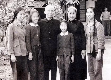 Ông bà Nguyễn Lương Bằng và các con tại nhà riêng.