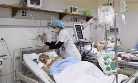 Bác sĩ Bệnh viện Việt - Đức đang cấp cứu người bệnh. Ảnh: Thanh Hằng.