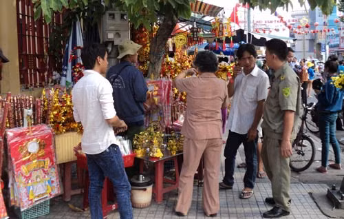 Lực lượng chức năng kiểm tra, nhắc nhở các điểm bán cây vàng gần chùa Bà. Lực lượng chức năng kiểm tra, nhắc nhở các điểm bán cây vàng gần chùa Bà.