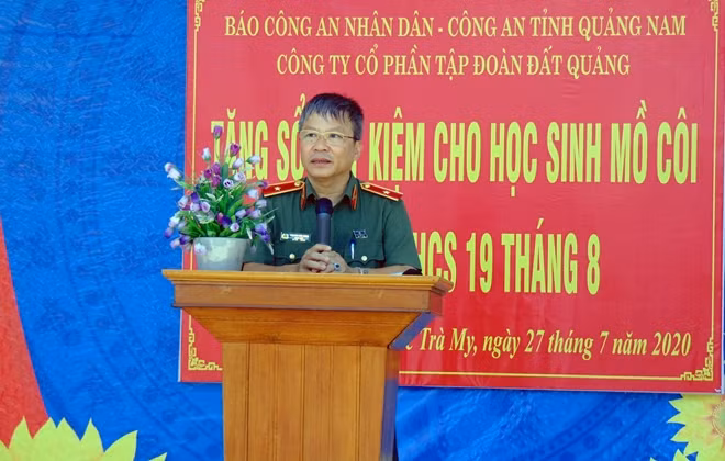 Thiếu tướng Nguyễn Đức Dũng phát biểu tại buổi lễ trao sổ tiết kiệm cho học sinh mồ côi Trường THCS 19-8.