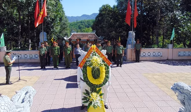 Đoàn công tác tổ chức dâng hoa tại Khu di tích An ninh khu V.