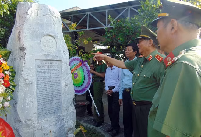 Trung tướng Lê Ngọc Nam và các đại biểu, thành viên đoàn công tác trước bia di tích nơi liệt sĩ Dương Thị Xuân Quý hy sinh.