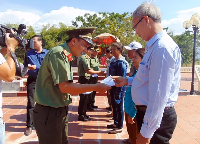 Đại diện Công an huyện Duy Xuyên trao quà cho hộ gia đình chính sách xã Duy Tân.