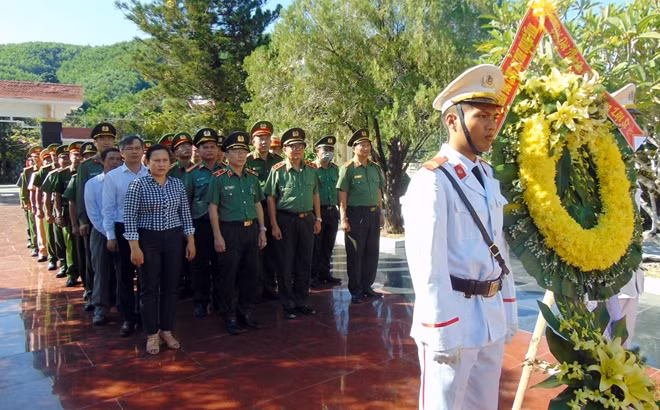 Đoàn công tác cùng lãnh đạo huyện Bắc Trà My dâng hoa tại Nghĩa trang liệt sĩ huyện Bắc Trà My.