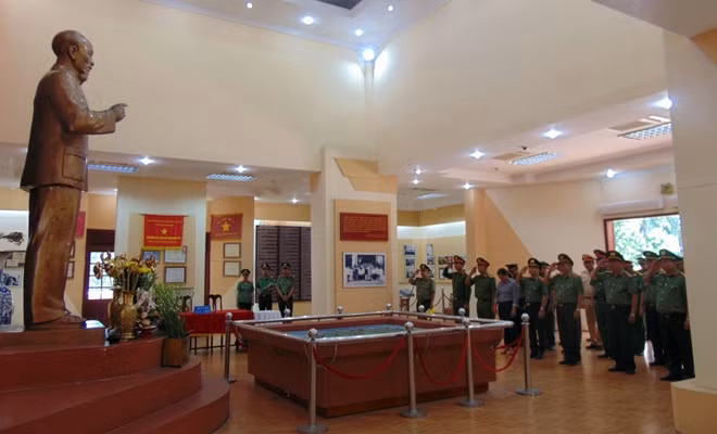 Đoàn công tác dành phút mặc niệm trước Tượng đài của Bác.