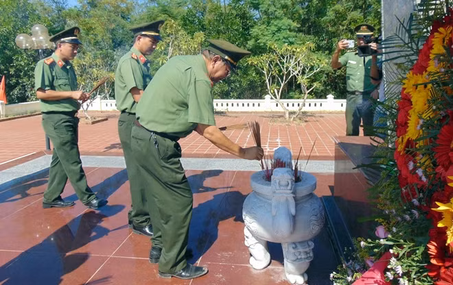 Trung tướng Lê Ngọc Nam dâng hương tại nơi liệt sĩ Chu Cẩm Phong hy sinh.