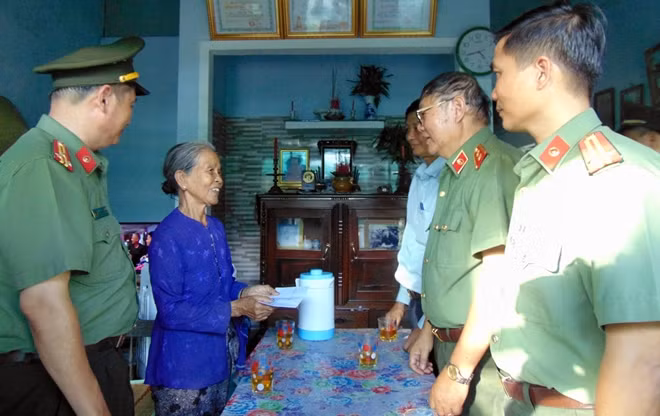 Đoàn công tác thăm hỏi, tặng quà cho bà Huỳnh Thị Chiêm (trú xã Duy Thành, huyện Duy Xuyên), là vợ liệt sĩ Công an Trần Văn Huân.