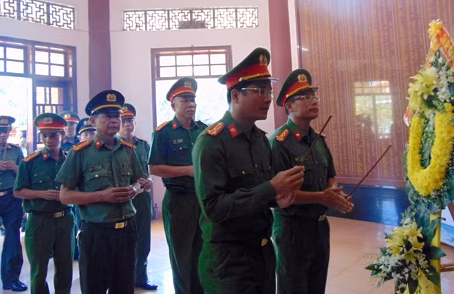 Dâng hương tri ân Anh hùng liệt sĩ An ninh khu V.