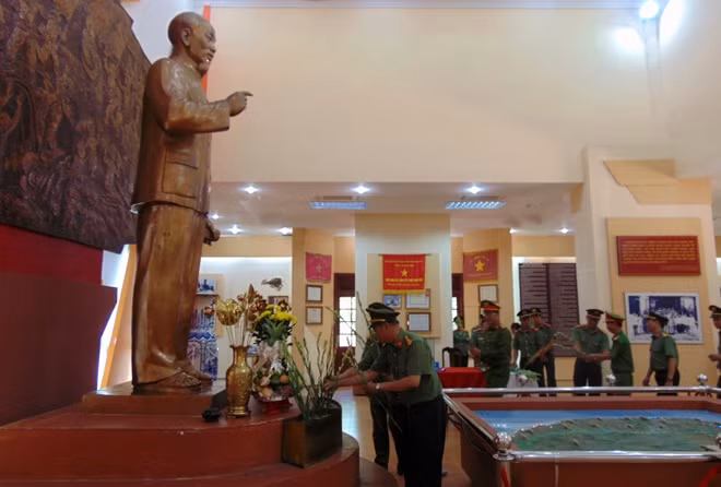 CBCS đoàn công tác dâng hoa tại Tượng đài Bác Hồ.
