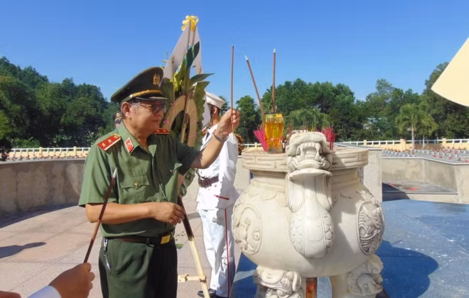 Trung tướng Lê Ngọc Nam dâng hương tri ân các Anh hùng liệt sĩ.