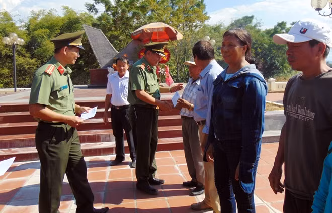 Tặng quà cho các gia đình chính sách xã Duy Tân, huyện Duy Xuyên.