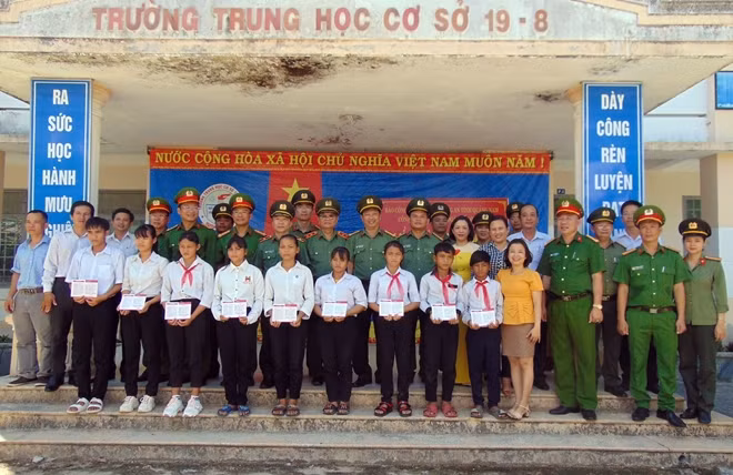 Đoàn công tác chụp hình lưu niệm cùng thầy cô giáo và các em học sinh Trường THCS 19-8.
