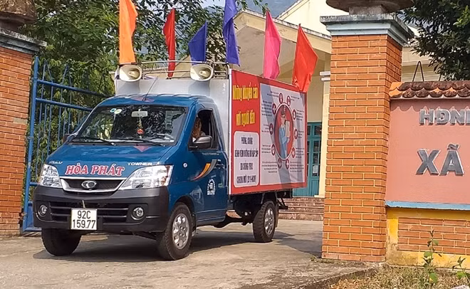 Xe tuyên truyền lưu động về COVID-19 hoạt động tại xã Tà Bhing, huyện Nam Giang.