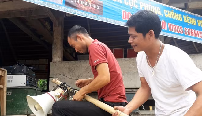 Cán bộ Trung tâm VHTT&TTTH huyện Nam Giang tổ chức tuyên truyền về COVID-19 tại các thôn, bản của xã La Dê.
