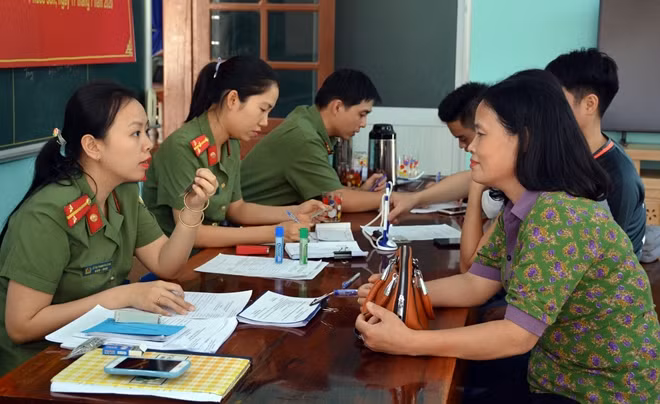 Cán bộ Phòng Quản lý xuất nhập cảnh Công an tỉnh Quảng Nam giúp người dân huyện Phước Sơn giải quyết thủ tục cấp hộ chiếu.