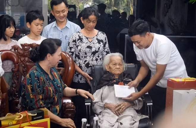 Chủ tịch Quốc hội Nguyễn Thị Kim Ngân thăm, tặng quà Mẹ Việt Nam anh hùng Trần Thị Ấm.