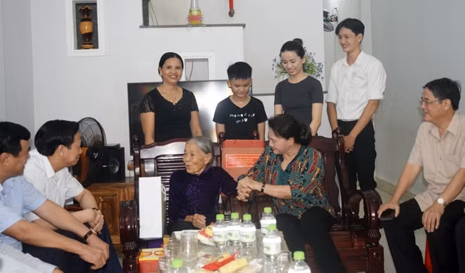 Chủ tịch Quốc hội ân cần thăm hỏi bà Thi Thị Biên.