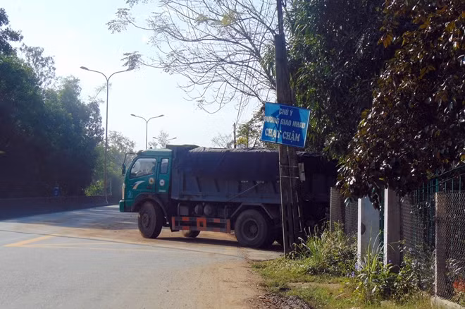 Xe từ mỏ đất đi ra chiếm hết nửa làn đường hướng từ TP Tam Kỳ đi thị trấn Núi Thành.