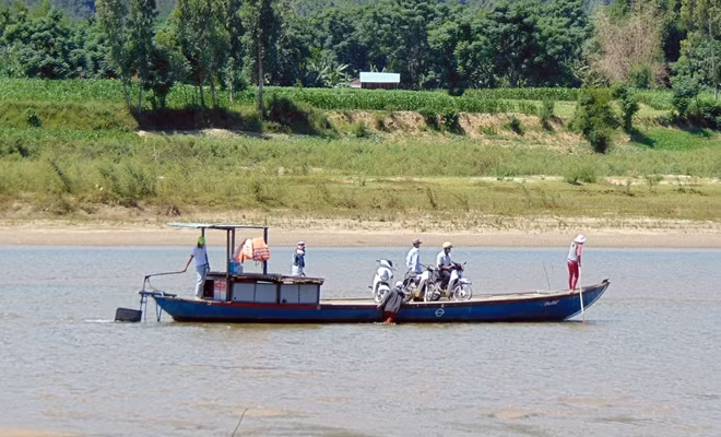 Một chuyến đò ngang qua sông Vu Gia tại huyện Đại Lộc (Ảnh minh họa).
