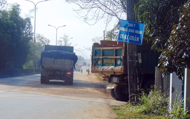 Xe tải vào ra liên tục ở khu vực đường giao với QL1A gây nguy cơ mất an toàn giao thông khi không có người cảnh báo.