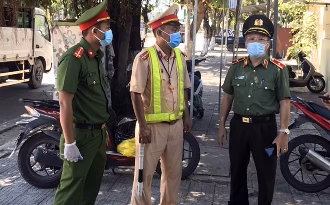 Thiếu tướng Nguyễn Đức Dũng ân cần thăm hỏi, động viên lực lượng làm nhiệm vụ tại chốt kiểm soát dịch.