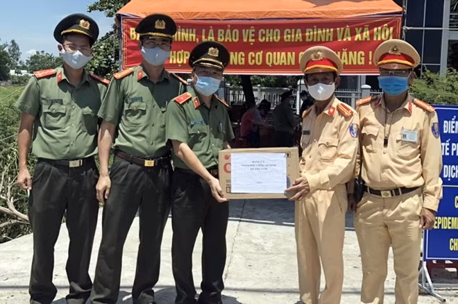 Thiếu tướng Nguyễn Đức Dũng tặng quà động viên cán bộ, chiến sĩ làm nhiệm vụ tại chốt kiểm soát dịch khu vực gần Bến xe Bắc Quảng Nam.