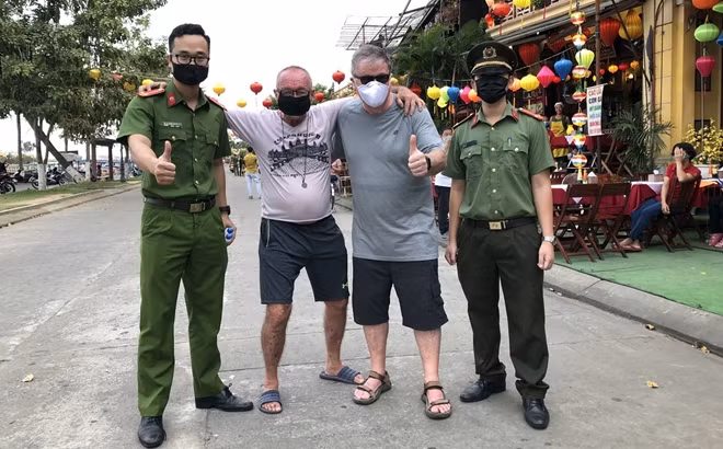 Sau khi đeo khẩu trang, 2 du khách này tỏ ra rất hào hứng.
