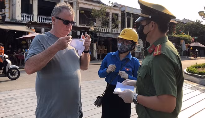 Sau khi được cán bộ Công an thuyết phục, du khách này đã vui vẻ mang khẩu trang.