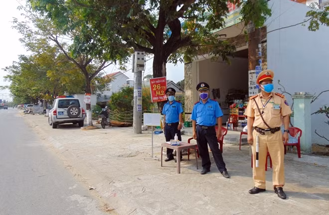 Nhờ có các chốt kiểm tra mà ý thức của du khách về việc mang khẩu trang khi đến Hội An được nâng lên rõ rệt. Trong ảnh: Chốt kiểm tra làm việc tại đường Võ Nguyên Giáp, phường Điện Dương, thị xã Điện Bàn.