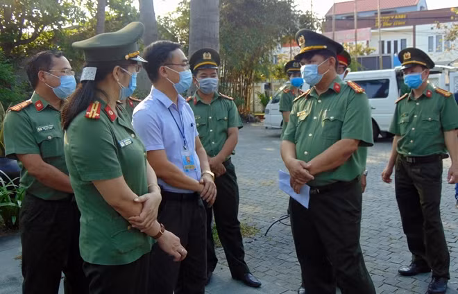 Đại tá Huỳnh Sông Thu ghi nhận, đánh giá cao nỗ lực của các cán bộ chiến sĩ đang làm nhiệm vụ tại Hội An Beach Resort.