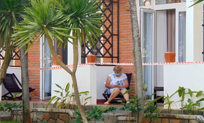 Một nữ du khách thư thái giữa khoảng xanh mướt của Hội An Beach Resort.