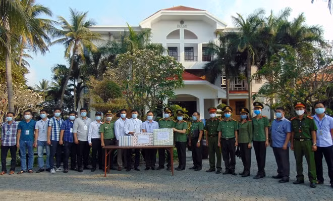 Đoàn công tác của Công an tỉnh Quảng Nam tặng quà cho cán bộ chiến sĩ đang làm nhiệm vụ tại Hội An Beach Resort.