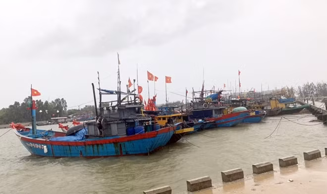 Tàu thuyền vào trú, tránh bão tại âu thuyền Hồng Triều (huyện Duy Xuyên, tỉnh Quảng Nam).