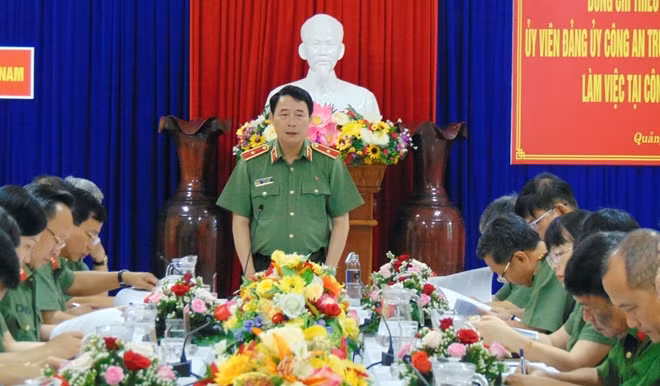 Thứ trưởng Lê Quốc Hùng phát biểu chỉ đạo tại buổi làm việc.