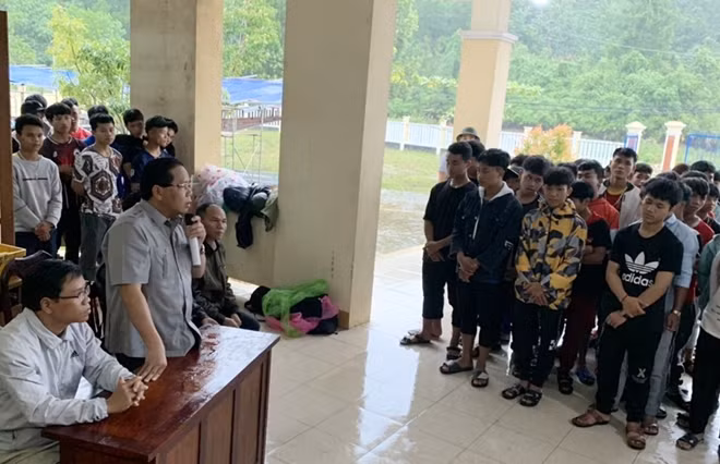 Lãnh đạo huyện Tây Giang gặp mặt, động viên các học sinh Trường THPT Võ Chí Công.