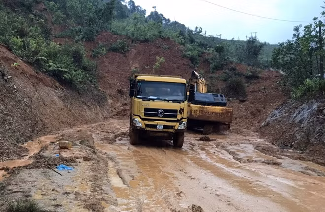 Lực lượng chức năng nỗ lực khắc phục sự cố sạt lở trên các tuyến đường tại huyện Tây Giang.