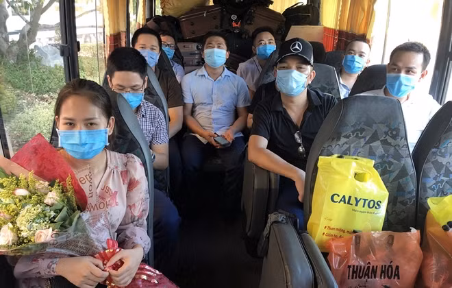 Cán bộ y tế tình nguyện tỉnh Phú Thọ lên xe trở về sau hơn 1 tháng hỗ trợ Quảng Nam chống dịch.